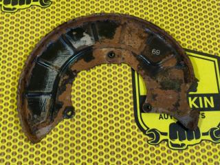 Пыльник тормозного диска передний левый Volkswagen Tiguan 2010 Б/У Пыльник тормозного диска передний левый Volkswagen Tiguan 2010