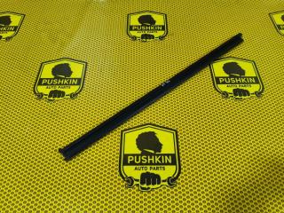 Запчасть бархотка внутренняя передняя правая Volkswagen Tiguan 2010