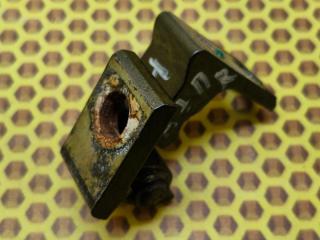 Петля двери передняя нижняя правая Skoda Octavia 2018