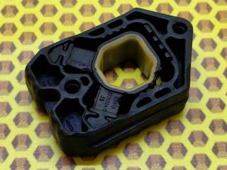 Кронштейн радиатора правый Volkswagen Multivan 2024