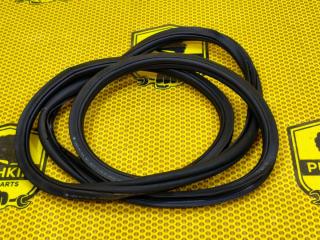 Уплотнитель на проем передний правый Skoda Rapid 2020