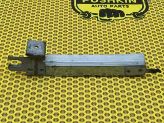 Фото запчасти направляющая стекла двери задняя правая Nissan Qashqai 2011 Б/У запчасть Запчасть направляющая стекла двери задняя правая Nissan Qashqai 2011