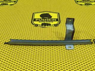 Фото запчасти направляющая стекла двери передняя левая Nissan Qashqai 2011 Б/У запчасть Запчасть направляющая стекла двери передняя левая Nissan Qashqai 2011