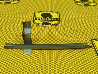 Фото запчасти направляющая стекла двери передняя правая Nissan Qashqai 2011 Б/У запчасть Запчасть направляющая стекла двери передняя правая Nissan Qashqai 2011