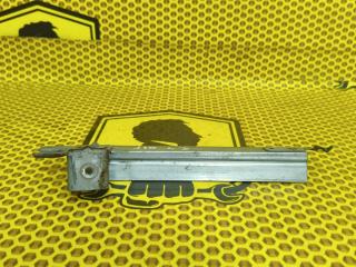 Фото запчасти направляющая стекла двери задняя левая Nissan Qashqai 2011 Б/У запчасть Запчасть направляющая стекла двери задняя левая Nissan Qashqai 2011