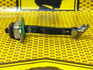 Ограничитель двери передний правый Kia Rio 2021