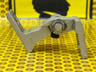 Петля двери передняя нижняя правая Volkswagen Polo 2016 Б/У Петля двери передняя нижняя правая Volkswagen Polo 2016