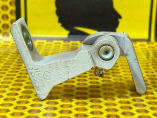 Петля двери передняя нижняя левая Volkswagen Passat 2017 Б/У Петля двери передняя нижняя левая Volkswagen Passat 2017