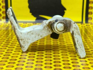 Петля двери передняя нижняя правая Volkswagen Passat 2017 Б/У Петля двери передняя нижняя правая Volkswagen Passat 2017