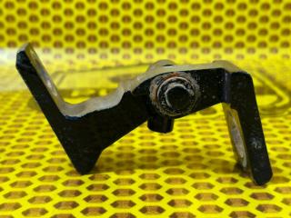 Петля двери передняя нижняя правая Skoda Octavia 2014