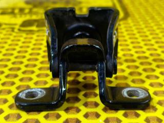 Петля багажника правая Skoda Octavia 2014