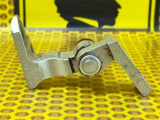 Петля двери задняя верхняя правая Volkswagen Passat 2006