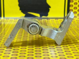 Петля двери задняя верхняя левая Volkswagen Passat 2006