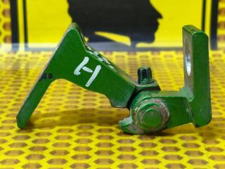 Петля двери передняя нижняя левая Skoda Rapid 2017