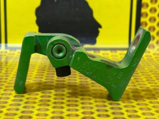 Петля двери передняя нижняя правая Skoda Rapid 2017