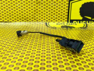 Запчасть форсунка омывателя лобового стекла левая Skoda Rapid 2017