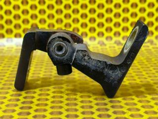 Петля двери передняя нижняя правая Skoda Octavia 2013