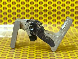 Петля двери передняя нижняя правая Skoda Octavia 2014