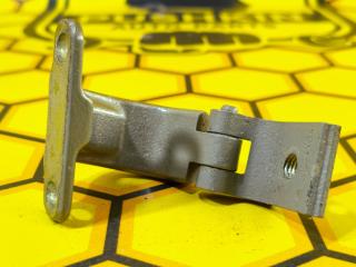 Петля багажника задняя правая Skoda Rapid 2019