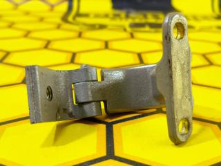 Петля багажника задняя левая Skoda Rapid 2019