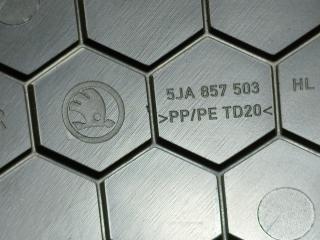 Накладка торпедо торцевая левая Rapid 2021 NK6 CWVB