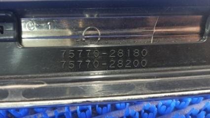 Планка на капот TOYOTA NOAH ZRR80 3 ракурс