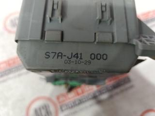 Блок предохранителей HONDA STREAM RN1 S7AJ41000 3 ракурс