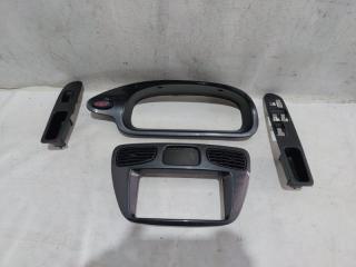 Запчасть консоль магнитофона TOYOTA LITE ACE NOAH