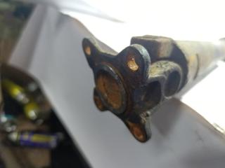 Карданный вал TOYOTA HARRIER ACU15 2AZ-FE 3 ракурс Карданный вал TOYOTA HARRIER ACU15 2AZ-FE 3 ракурс