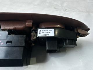 Блок упр. стеклоподьемниками правый передний MAZDA PREMACY CP8W 3 ракурс