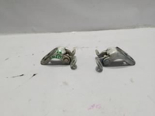 Петля дверная левая передняя TOYOTA LAND CRUISER UZJ100 4 ракурс