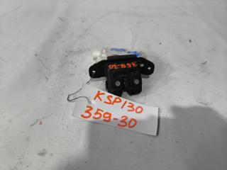 Замок 5-й двери TOYOTA VITZ KSP130 1 ракурс Замок 5-й двери TOYOTA VITZ KSP130 1 ракурс