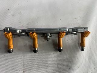 Топливная рейка TOYOTA COROLLA AXIO NZE164 1NZ-FE 23250-21100 2 ракурс