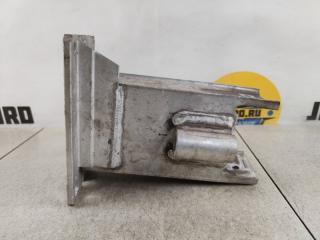 Запчасть кронштейн усилителя передний правый Audi A4 2009