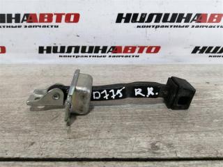 Фото запчасти ограничитель двери задний Mitsubishi Lancer 10 2009 контрактная запчасть Запчасть ограничитель двери задний Mitsubishi Lancer 10 2009