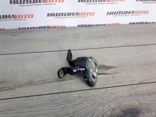 Фото запчасти петля двери верхняя задняя правая Opel Astra J 2014 контрактная запчасть Запчасть петля двери верхняя задняя правая Opel Astra J 2014