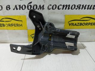 Запчасть кронштейн форсунки омывателя Renault Fluence