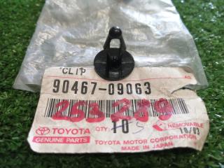 Клипса TOYOTA новая Клипса TOYOTA