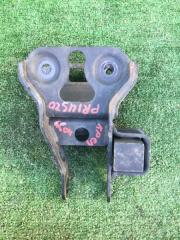 Крепление подушки двс Toyota Prius