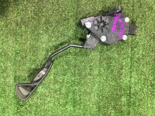 Педаль подачи топлива Toyota Prius Alpha 2011