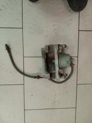 Запчасть суппорт передний правый Toyota belta 2005