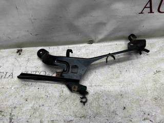 Фото запчасти кронштейн право перед Porsche Panamera 2011 контрактная запчасть Запчасть кронштейн право перед Porsche Panamera 2011