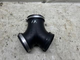 Фото запчасти патрубок впускного коллектора Porsche Panamera 2010 Б/У запчасть Запчасть патрубок впускного коллектора Porsche Panamera 2010