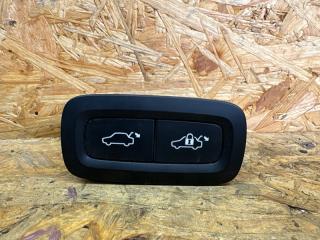 Фото запчасти кнопка открывания багажника Volvo XC90 2018 Б/У запчасть Запчасть кнопка открывания багажника Volvo XC90 2018