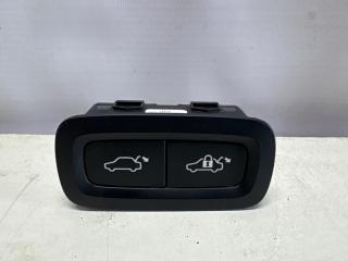 Фото запчасти кнопка открывания багажника Volvo V60 2019 контрактная запчасть Запчасть кнопка открывания багажника Volvo V60 2019