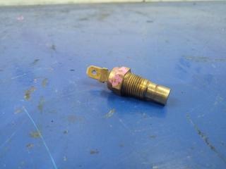 Фото запчасти датчик температуры Mitsubishi Lancer 1995-2000 контрактная запчасть Запчасть датчик температуры Mitsubishi Lancer 1995-2000