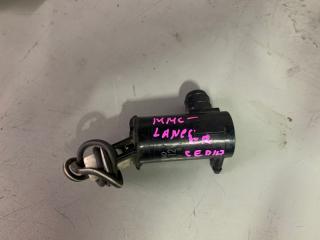 Фото запчасти насос омывателя Mitsubishi Lancer Cedia 2000 - 2003 Б/У запчасть Запчасть насос омывателя Mitsubishi Lancer Cedia 2000 - 2003