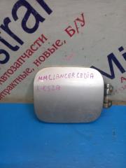 Фото запчасти лючок топливного бака Mitsubishi Lancer Cedia 2000 - 2003 Б/У запчасть Запчасть лючок топливного бака Mitsubishi Lancer Cedia 2000 - 2003