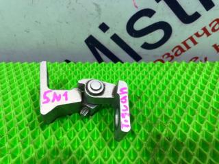 Запчасть петля дверная верхняя задняя правая Volkswagen Tiguan 2013