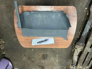 Накладка корпуса подножек правая Scania R420 Б/У Накладка корпуса подножек правая Scania R420